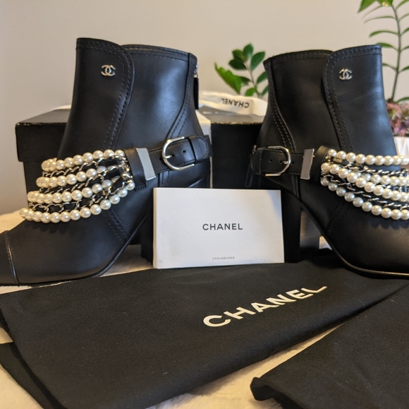 Chanel black chain and pearls boots - Picture 2 of 6